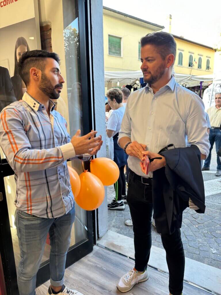 Niccolò che parla con un cliente