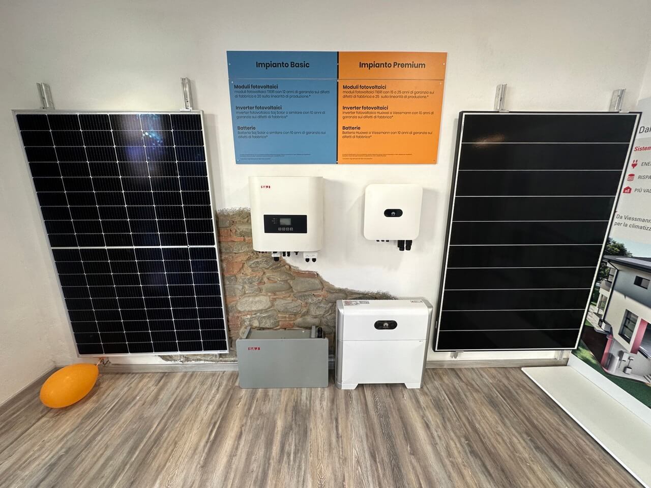 Impianto fotovoltaico con pannelli in mostra nel negozio