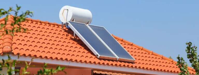 Un esempio di impianto solare termico. La differenza a prima vista col fotovoltaico è il serbatoio in cima ai pannelli.