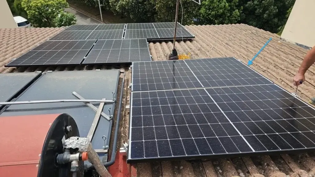 gli accessori per fotovoltaico erano necessari, perché alcuni dei pannelli vanno in ombra a fine giornata
