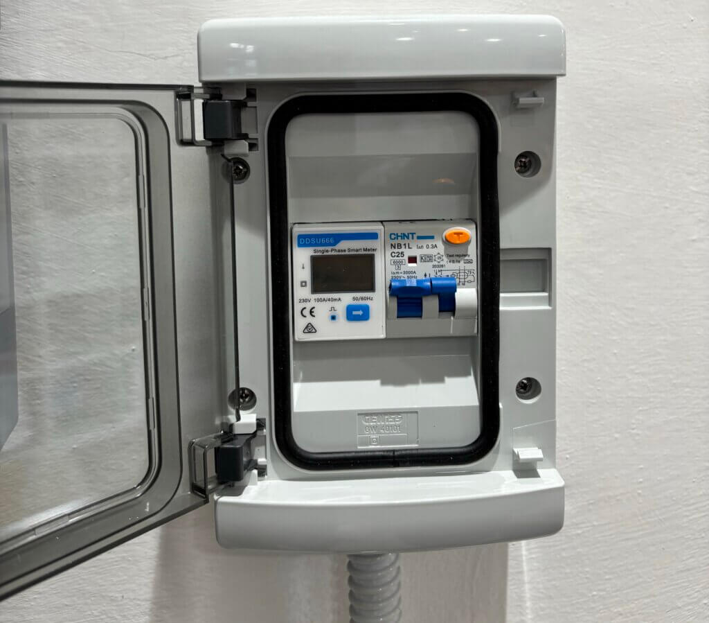 tra gli accessori per fotovoltaico indispensabili troviamo il meter, inserito in questo caso all'interno di un quadro elettrico.